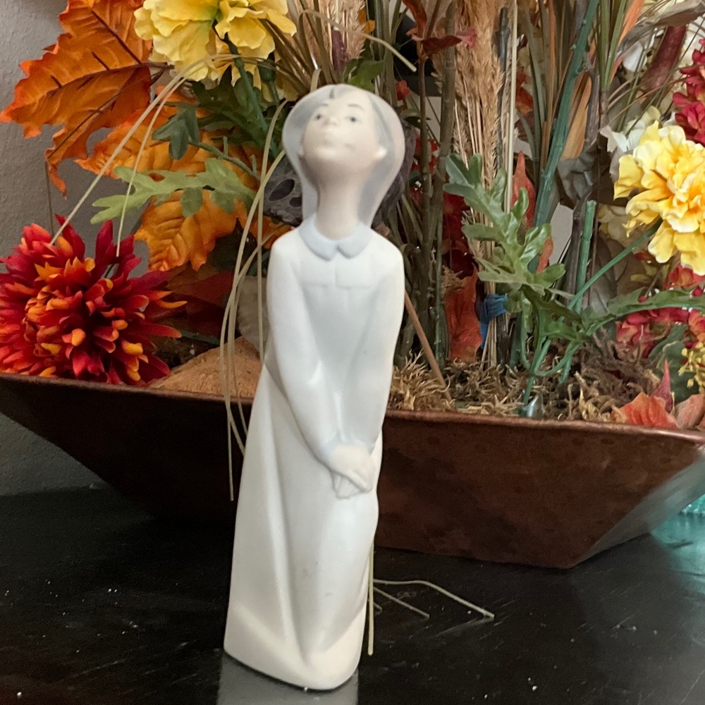 Lladro Kissing girl, matte finish 44-LR